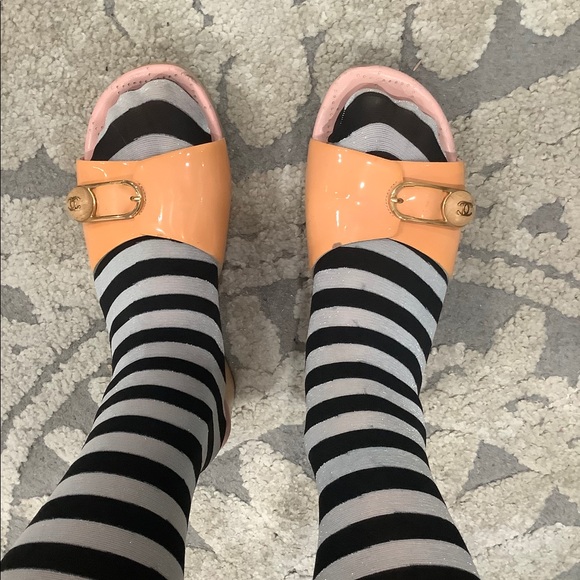 CHANEL ORANGE | PINK PATENT LEATHER SANDALS - Picture 2 of 13